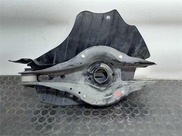 Braço oscilante inferior esquerdo de suspensão traseira/direita 6884694 BMW