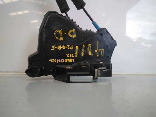 Fecho da porta dianteira direita 6903033272 TOYOTA