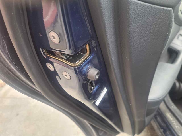 Fecho da porta traseira direita 6905002102 TOYOTA