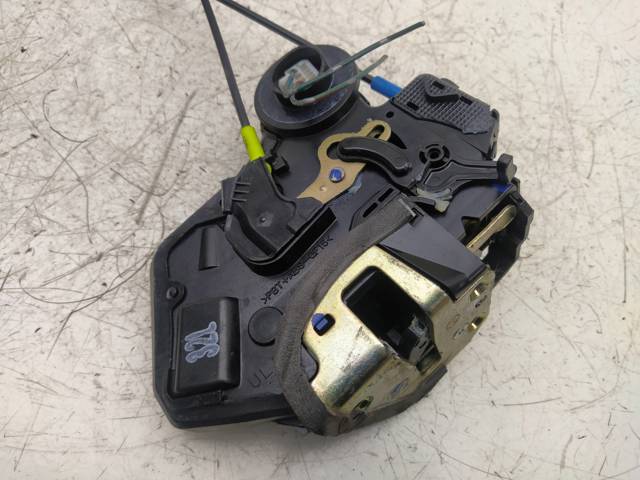 Fecho da porta traseira esquerda 6906002101 TOYOTA