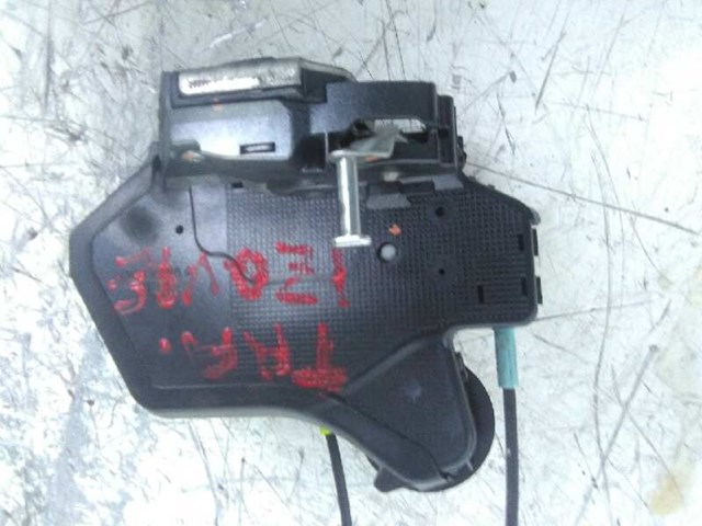 Fecho da porta traseira esquerda 690600K040 TOYOTA