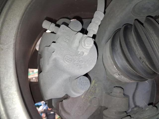 Suporte do freio dianteiro direito 6C0615124 VAG