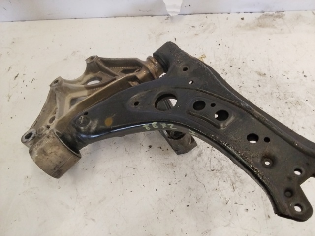 Braço oscilante superior esquerdo de suspensão dianteira 6Q0199293D VAG