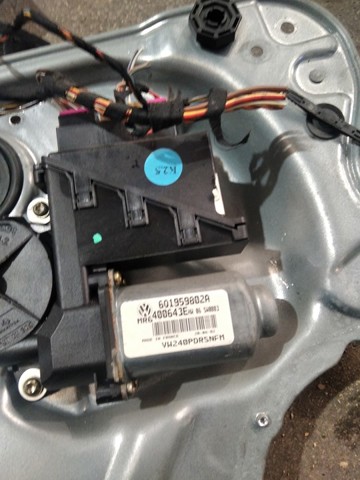 Motor de acionamento de vidro da porta dianteira direita 6Q1959802A VAG