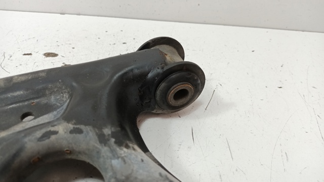 Braço oscilante inferior esquerdo de suspensão dianteira 6R0407151 VAG
