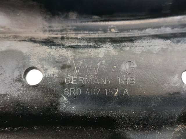 Braço oscilante inferior direito de suspensão dianteira 6R0407152A VAG