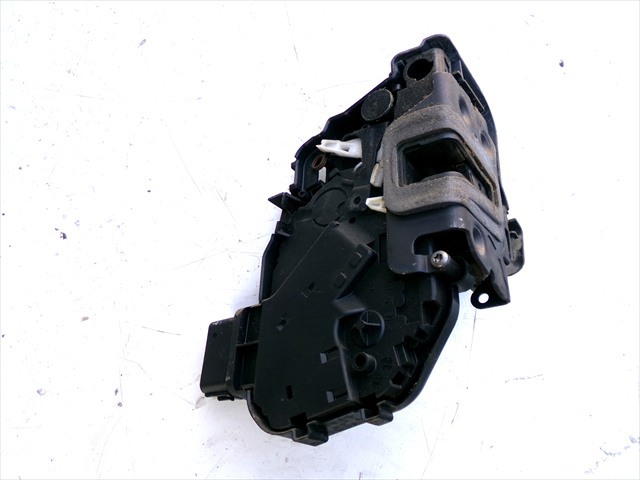 Fecho da porta dianteira direita 6W8A21812AD LAND ROVER