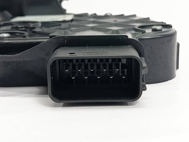 Fecho da porta dianteira esquerda 6W8A21813AD LAND ROVER
