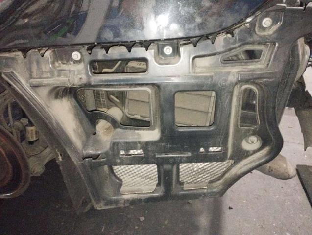 Consola esquerda do pára-choque traseiro 7058519 BMW
