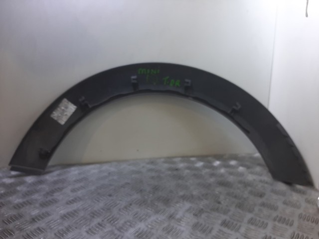 Expansor direito (placa sobreposta) de arco do pára-lama traseiro 7157106 BMW