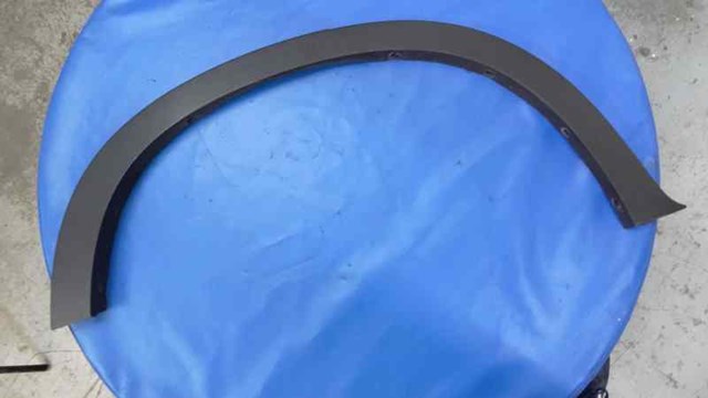 Expansor direito (placa sobreposta) de arco do pára-lama traseiro 7158426 BMW