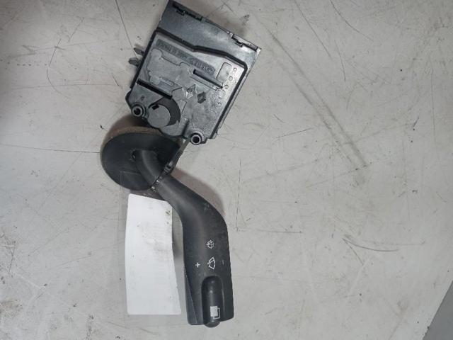 Comutador direito instalado na coluna da direção 7421535700 RENAULT