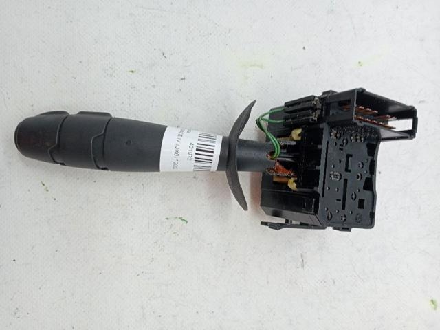 Comutador direito instalado na coluna da direção 7701048915 RENAULT