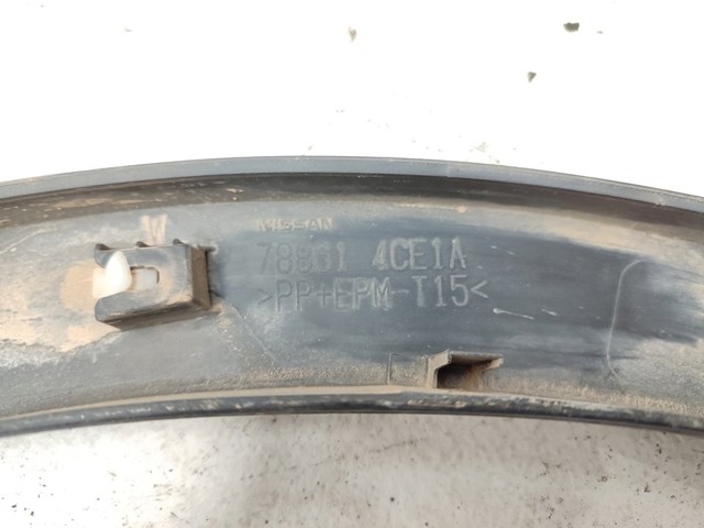 Expansor esquerdo (placa sobreposta) de arco do pára-lama traseiro 788614CE1A NISSAN
