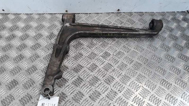 Braço oscilante inferior direito de suspensão dianteira 7D0407152A VAG
