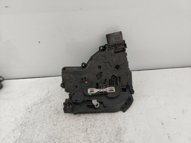 Fecho da porta traseira esquerda 7N0839015B VAG