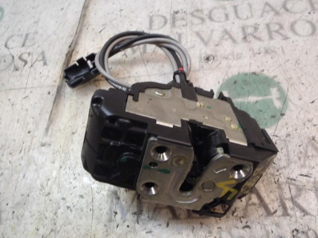Fecho da porta dianteira direita 805009U10B NISSAN