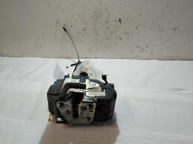 Fecho da porta dianteira esquerda 80501EY11E NISSAN