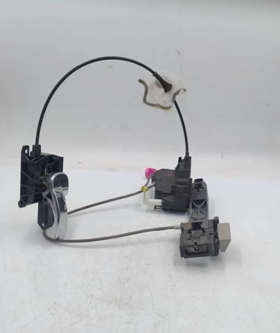 Fecho da porta dianteira esquerda 80501EY11E NISSAN