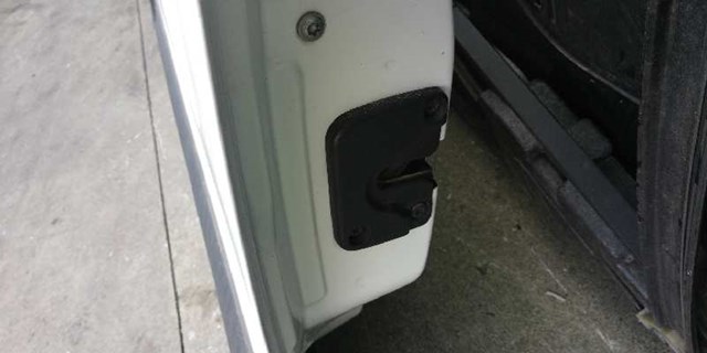 Fecho da porta dianteira esquerda 8050300Q0B NISSAN