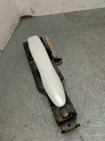 Fecho da porta dianteira direita 8061021133 NISSAN