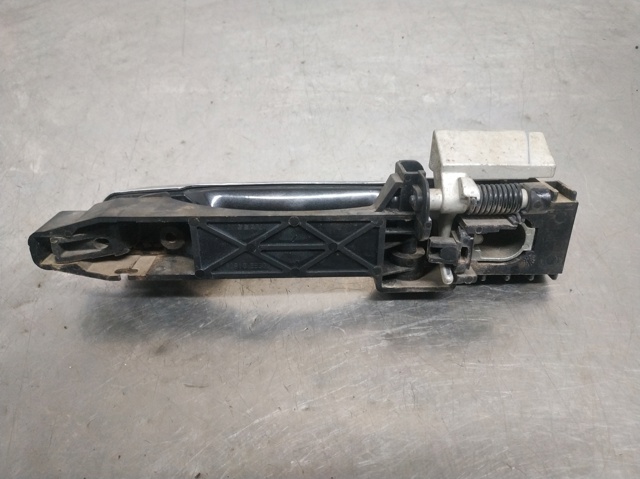 Suporte de maçaneta externa da porta dianteira direita 80610EB300 NISSAN