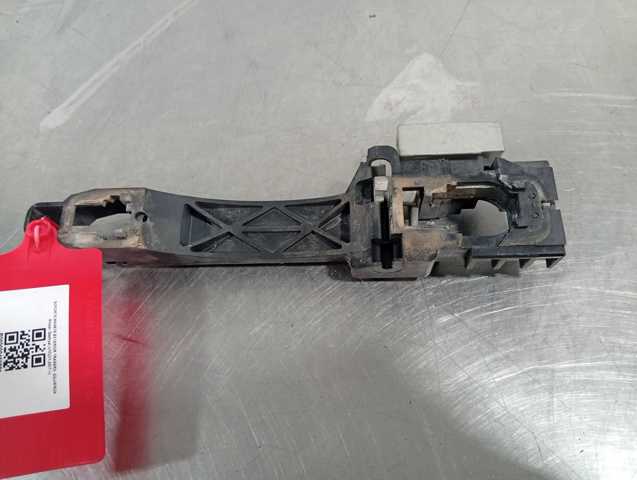 Suporte de maçaneta externa da porta dianteira esquerda 80611EB30B NISSAN