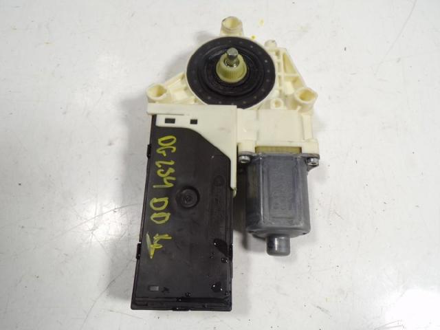 Motor de acionamento de vidro da porta dianteira direita 807300003R RENAULT
