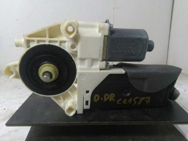 Motor de acionamento de vidro da porta dianteira direita 807300003R RENAULT