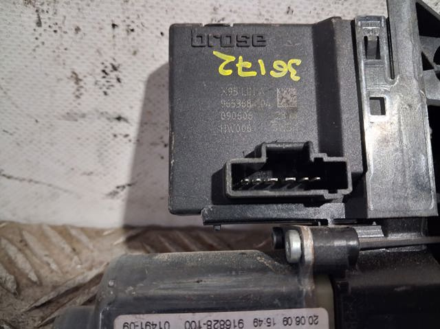 Motor de acionamento de vidro da porta dianteira direita 807300004R RENAULT