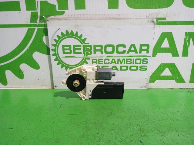 Motor de acionamento de vidro da porta dianteira direita 807307296R RENAULT