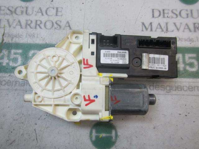 Motor de acionamento de vidro da porta dianteira direita 807307296R RENAULT