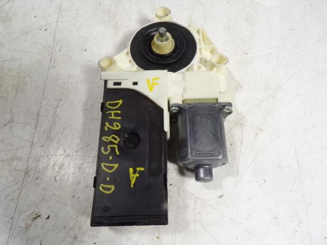Motor de acionamento de vidro da porta dianteira direita 807307296R RENAULT