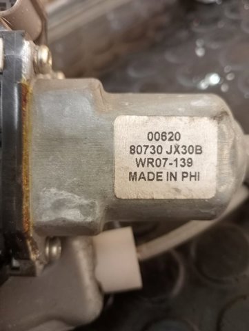 Motor de acionamento de vidro da porta dianteira direita 80730JX30B NISSAN