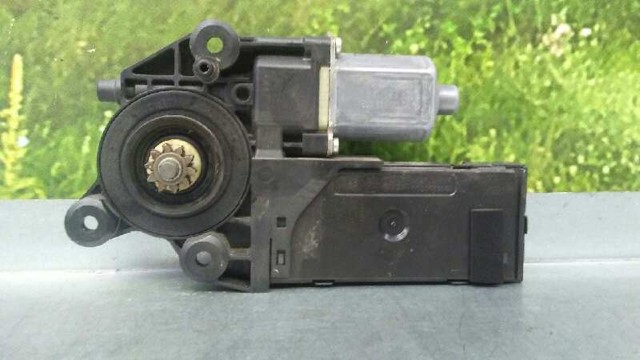Motor de acionamento de vidro da porta dianteira esquerda 807310246R RENAULT