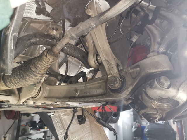 Braço oscilante inferior esquerdo de suspensão dianteira 80A407151A VAG