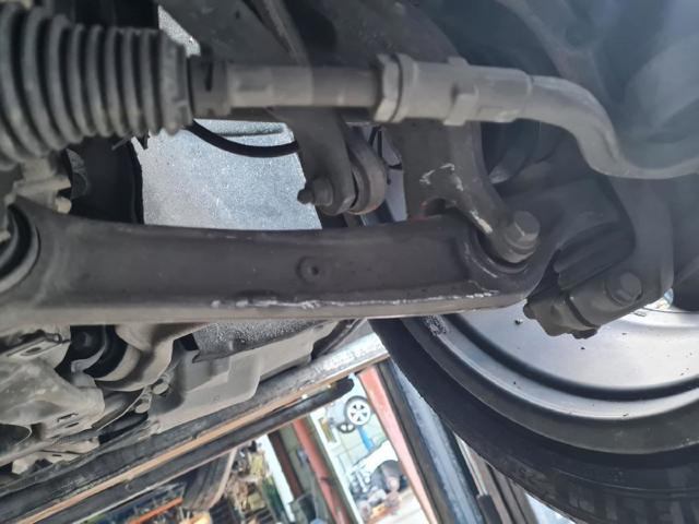 Braço oscilante inferior esquerdo de suspensão dianteira 80A407155 VAG