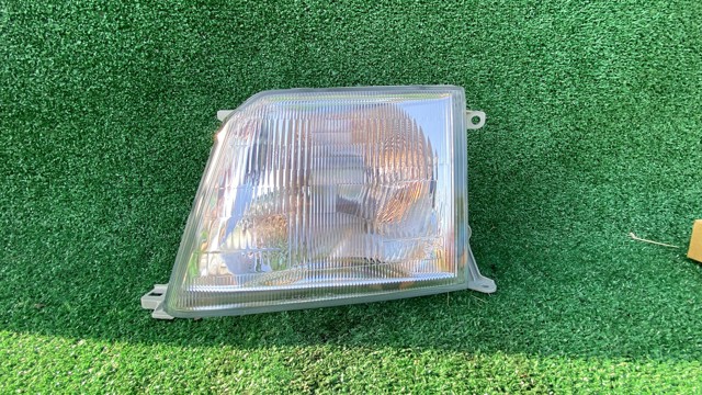 Luz esquerda 8105060060 TOYOTA