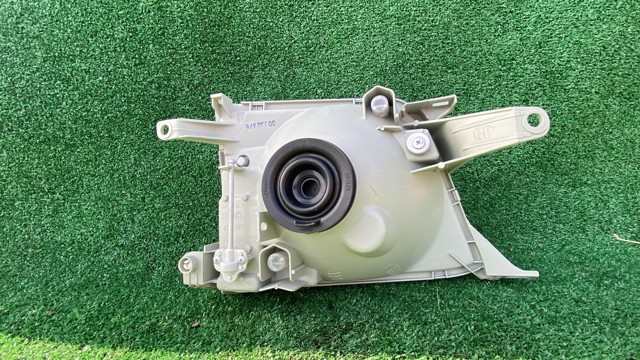 Luz esquerda 8105060060 TOYOTA
