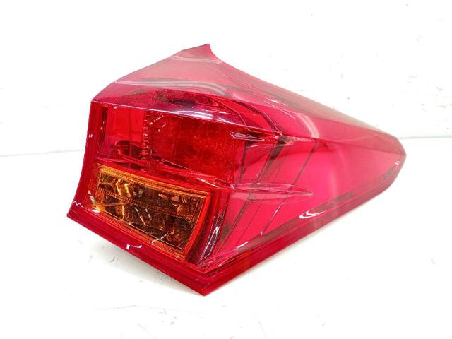 Lanterna traseira direita externa 8155102710 TOYOTA
