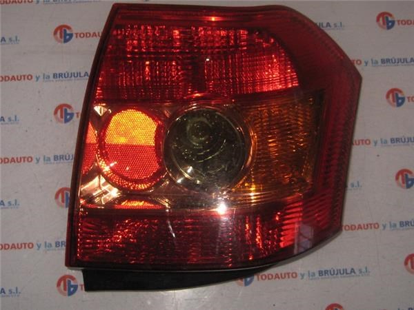 Lanterna traseira esquerda 8156002300 TOYOTA