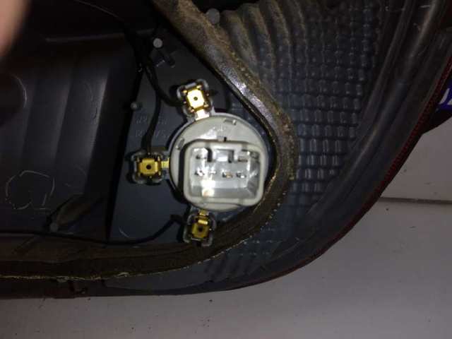Lanterna traseira esquerda 8156052320 TOYOTA