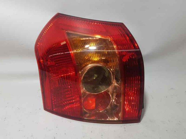 Lanterna traseira esquerda 8156102300 TOYOTA