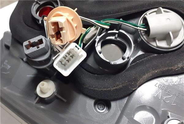 Lanterna traseira esquerda 8156147132 TOYOTA
