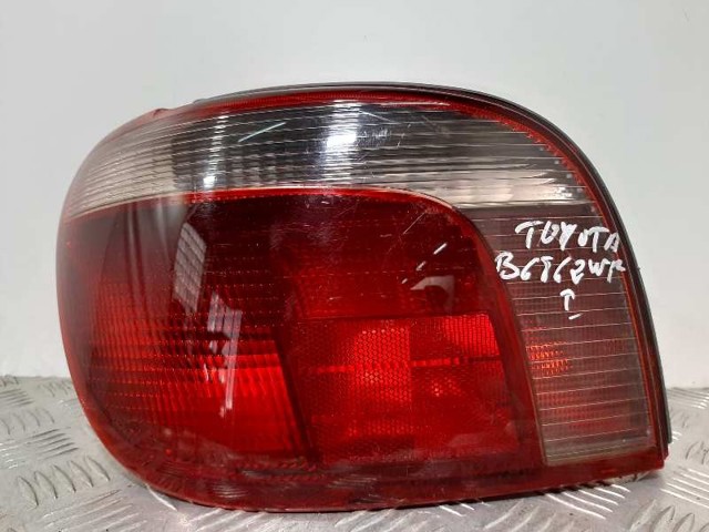 Lanterna traseira esquerda 8156152130 TOYOTA