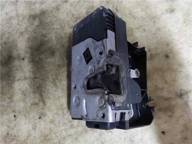 Fecho da porta traseira esquerda batente 8200008468 OPEL