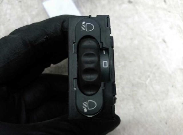Botão (regulador) de corretor das luzes 8200022569 NISSAN