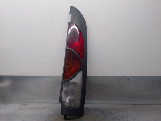 Lanterna traseira direita 8200150621 RENAULT