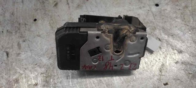 Fecho da porta traseira esquerda batente 8200282303 NISSAN