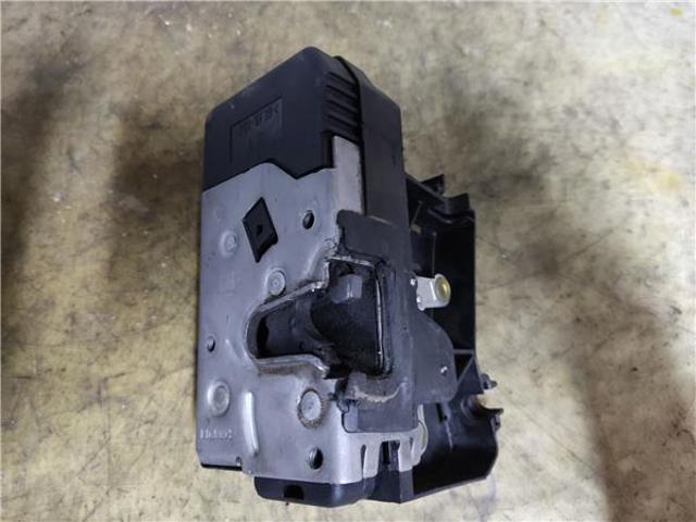 Fecho da porta traseira esquerda batente 8200282303 NISSAN
